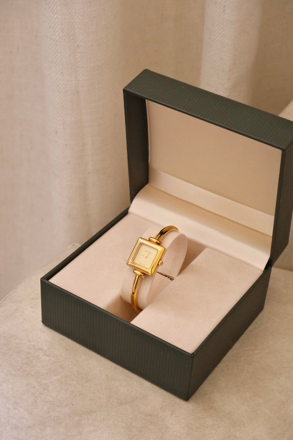 Near Mint Rare Vintage Ladies 1900L Gold Bangle Gucci Watch In Box