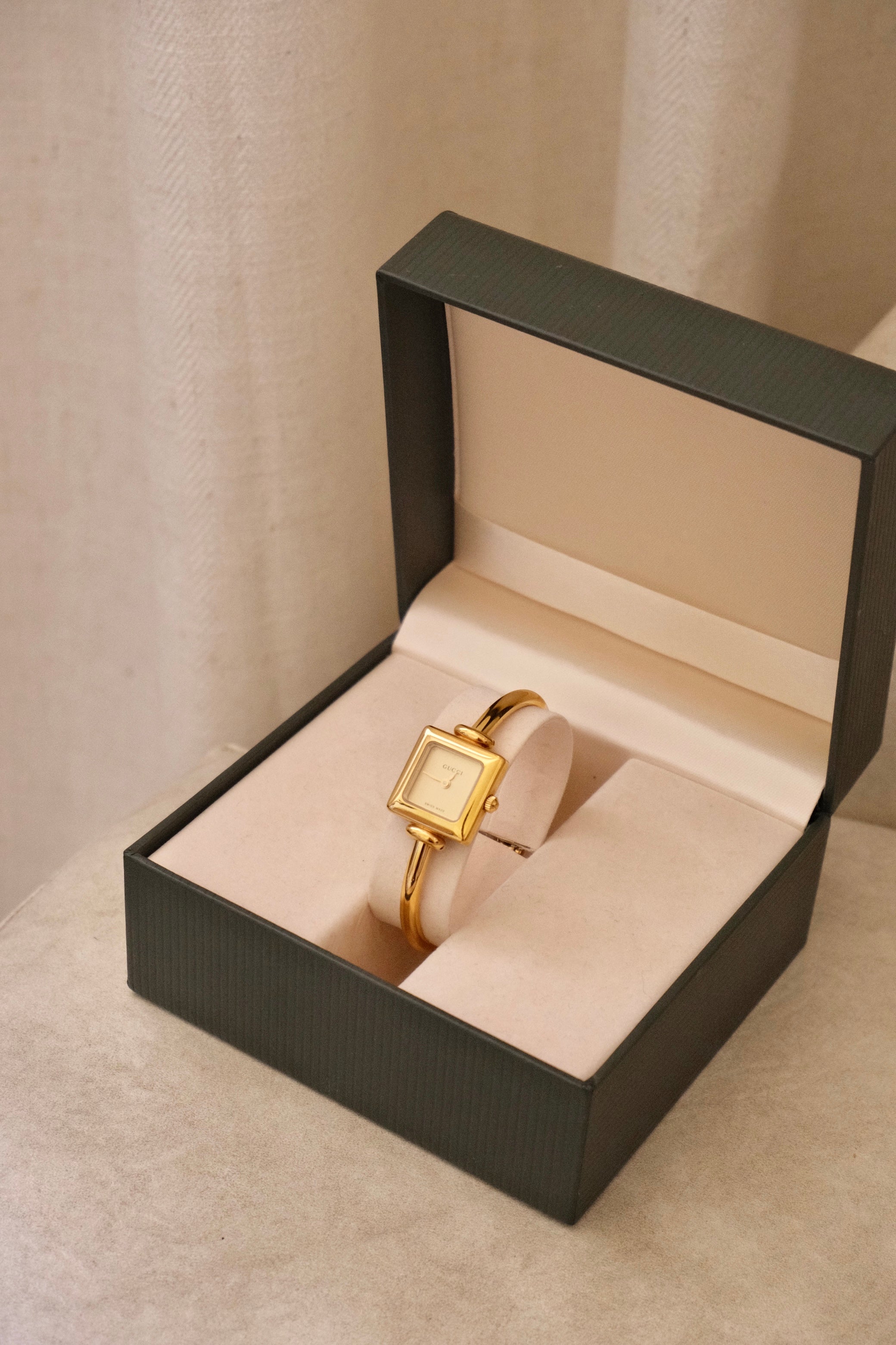 Near Mint Rare Vintage Ladies 1900L Gold Bangle Gucci Watch In Box