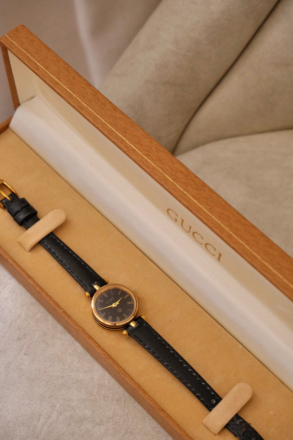 1990s Women’s Vintage 2000L Gucci Gold Leather Wristwatch with Box & Papers Working