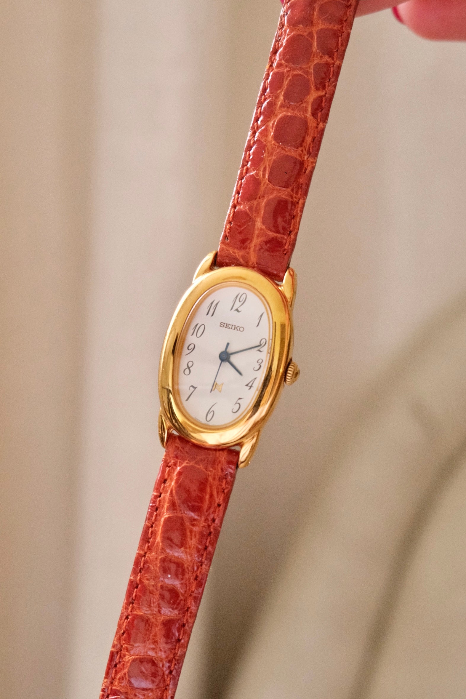 Vintage Ladies Seiko Oval ‘Baignoire’ Style Leather Strap Gold Watch Working