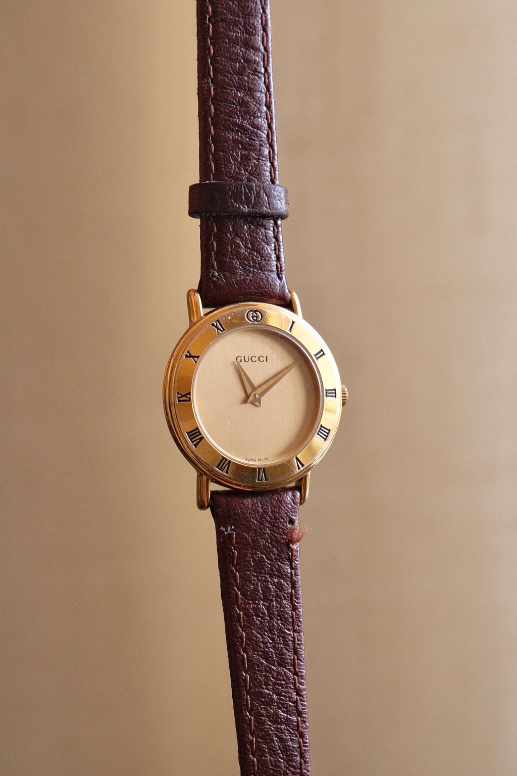 Vintage Ladies Gold Gucci 3000L Swiss Quartz Watch, Roman Numeral Bezel Leather Strap