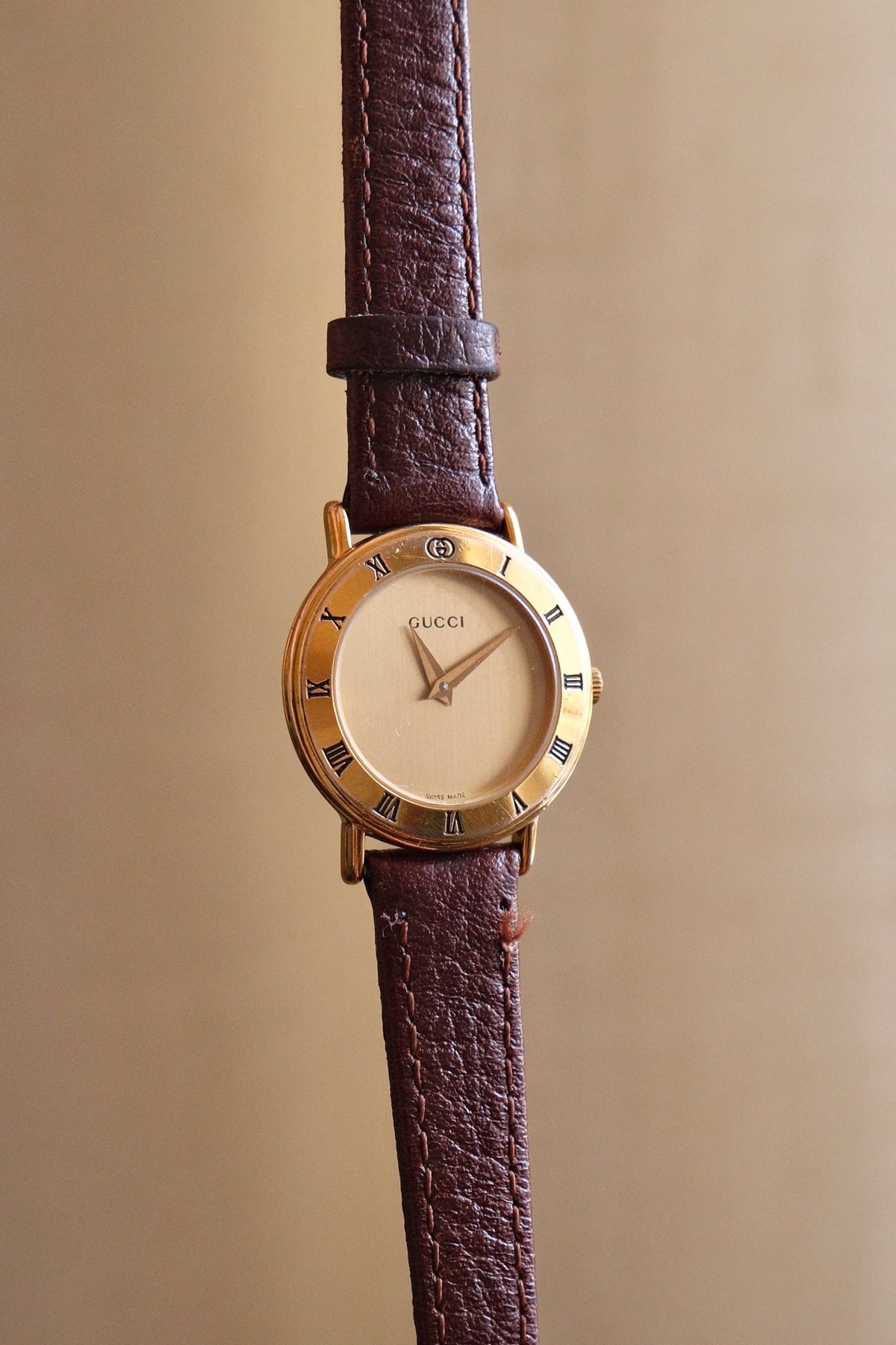 Vintage Ladies Gold Gucci 3000L Swiss Quartz Watch, Roman Numeral Bezel Leather Strap