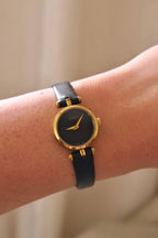 1990s Ladies Vintage 2000L Gucci Gold Leather Wristwatch Working