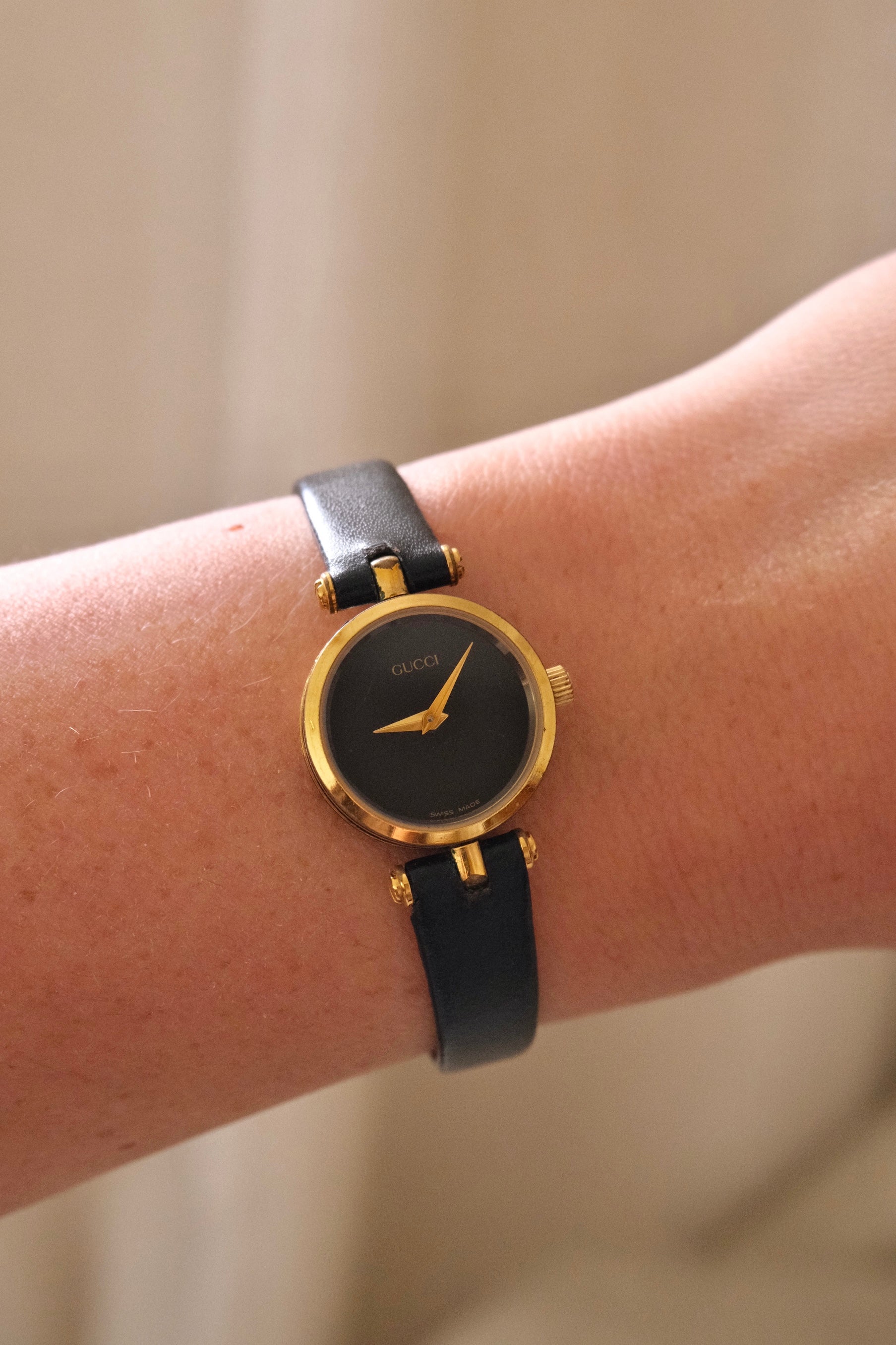 1990s Ladies Vintage 2000L Gucci Gold Leather Wristwatch Working