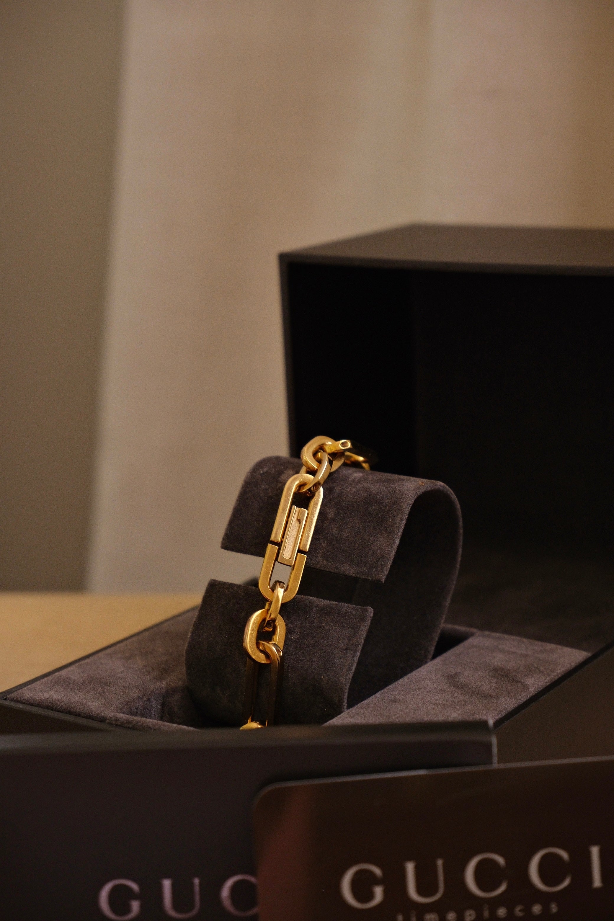 00s Vintage Ladies 6100L Gucci Gold Watch with Chain Link Bracelet in Box Working