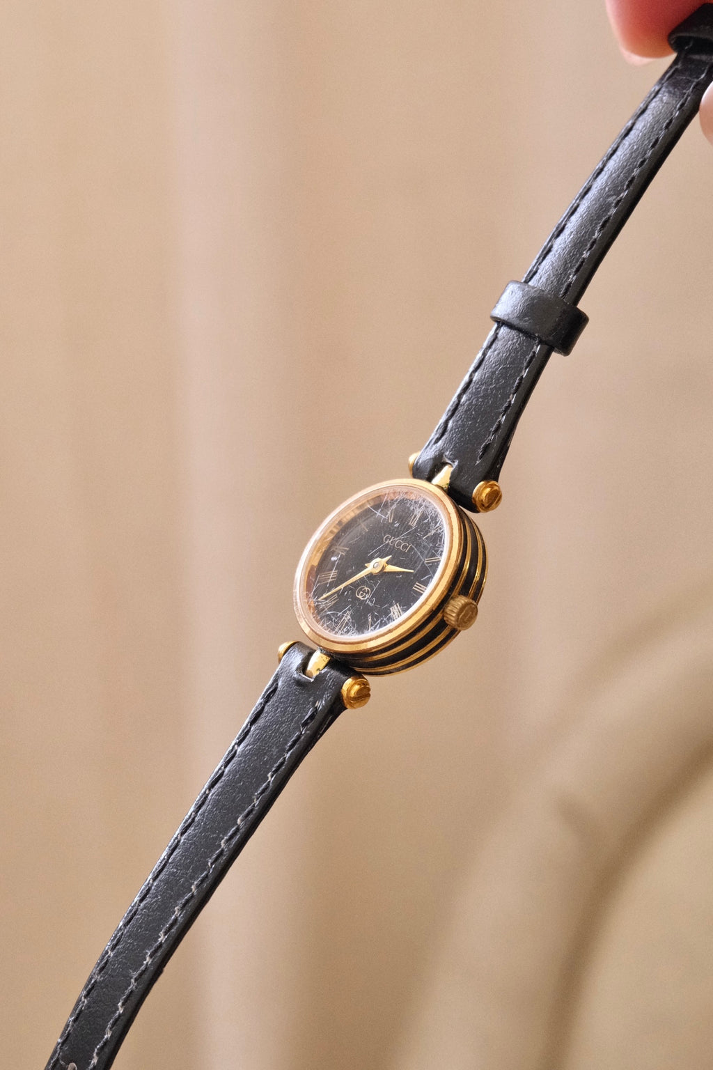 1990s Women’s Vintage 2000L Gucci Gold Leather Wristwatch with Box & Papers Working