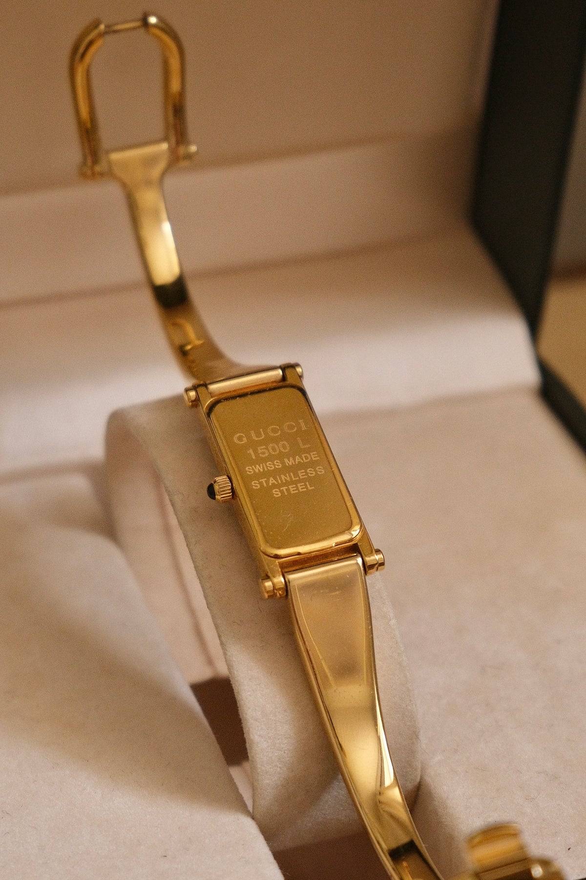Vintage Gucci 1500L Gold Bangle Watch with Champagne Dial, 90s Quartz Working in Box
