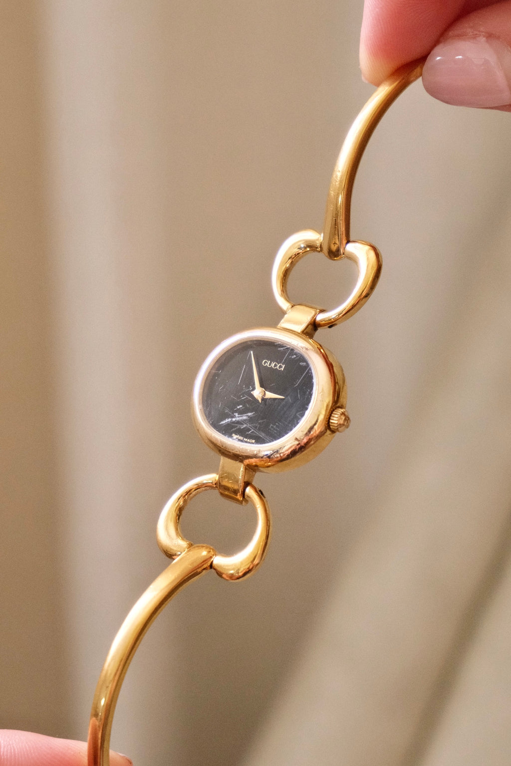 90s Vintage Ladies Gucci 1600 Horsebit Black Dial Bangle Style Watch
