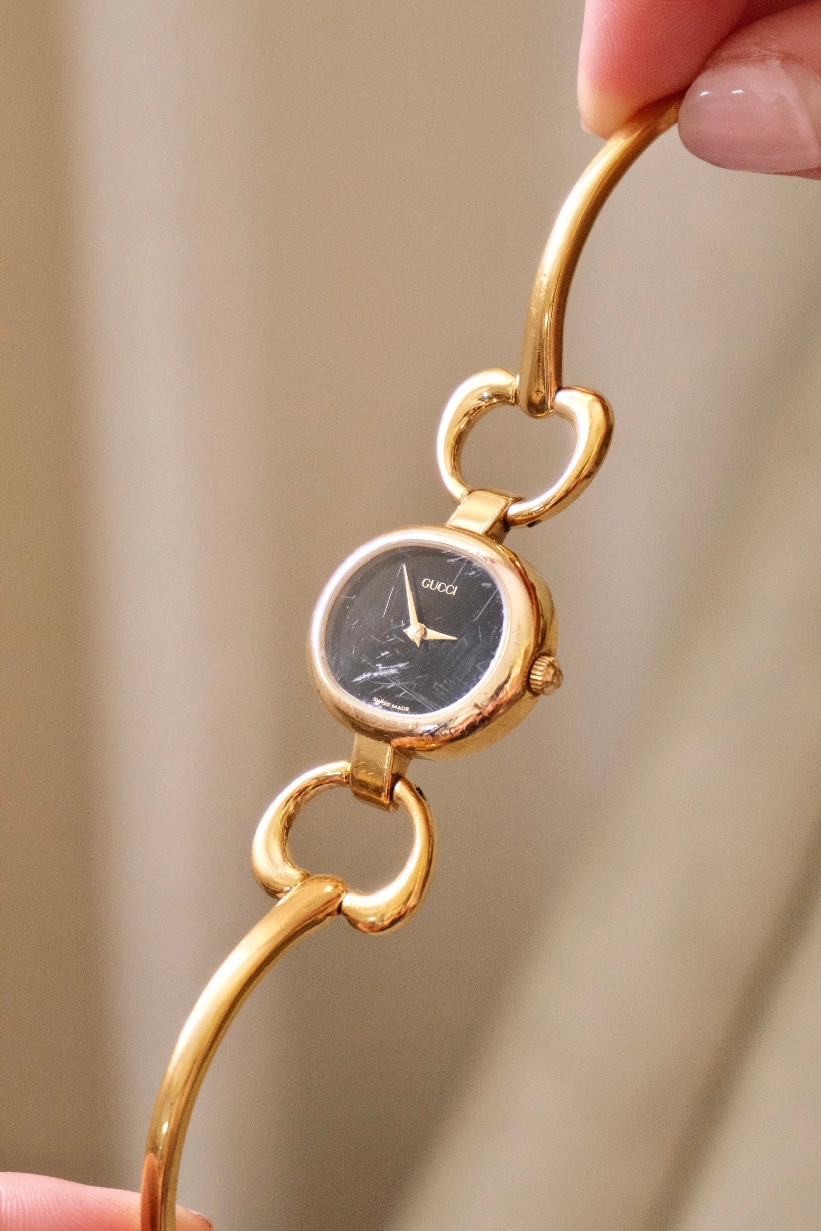 90s Vintage Ladies Gucci 1600 Horsebit Black Dial Bangle Style Watch