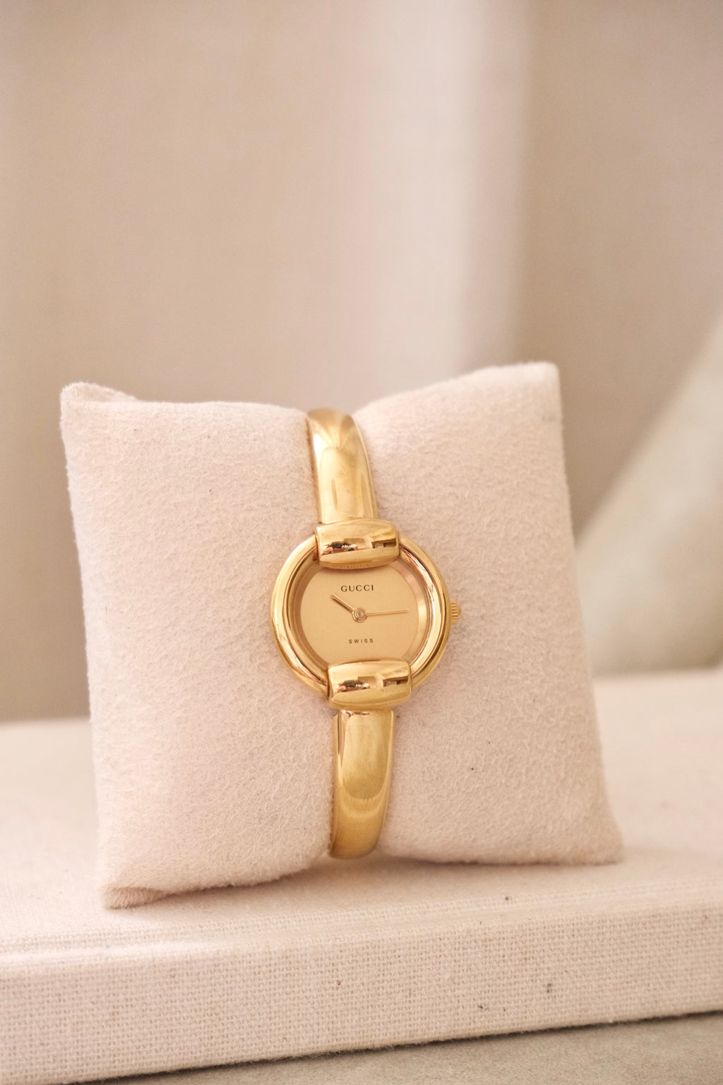 90s Gold-Plated Vintage Gucci 1400L Ladies Bangle Quartz Watch Working with Horsebit Design
