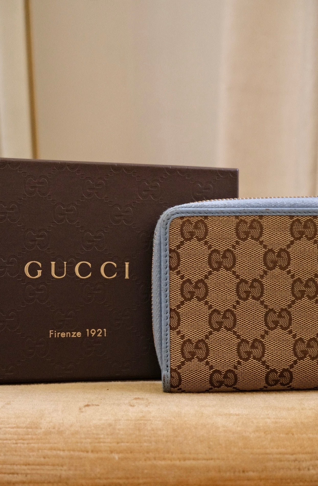 Gucci GG Supreme Zip Around Wallet, Blue Lining Classic Monogram Design in Box