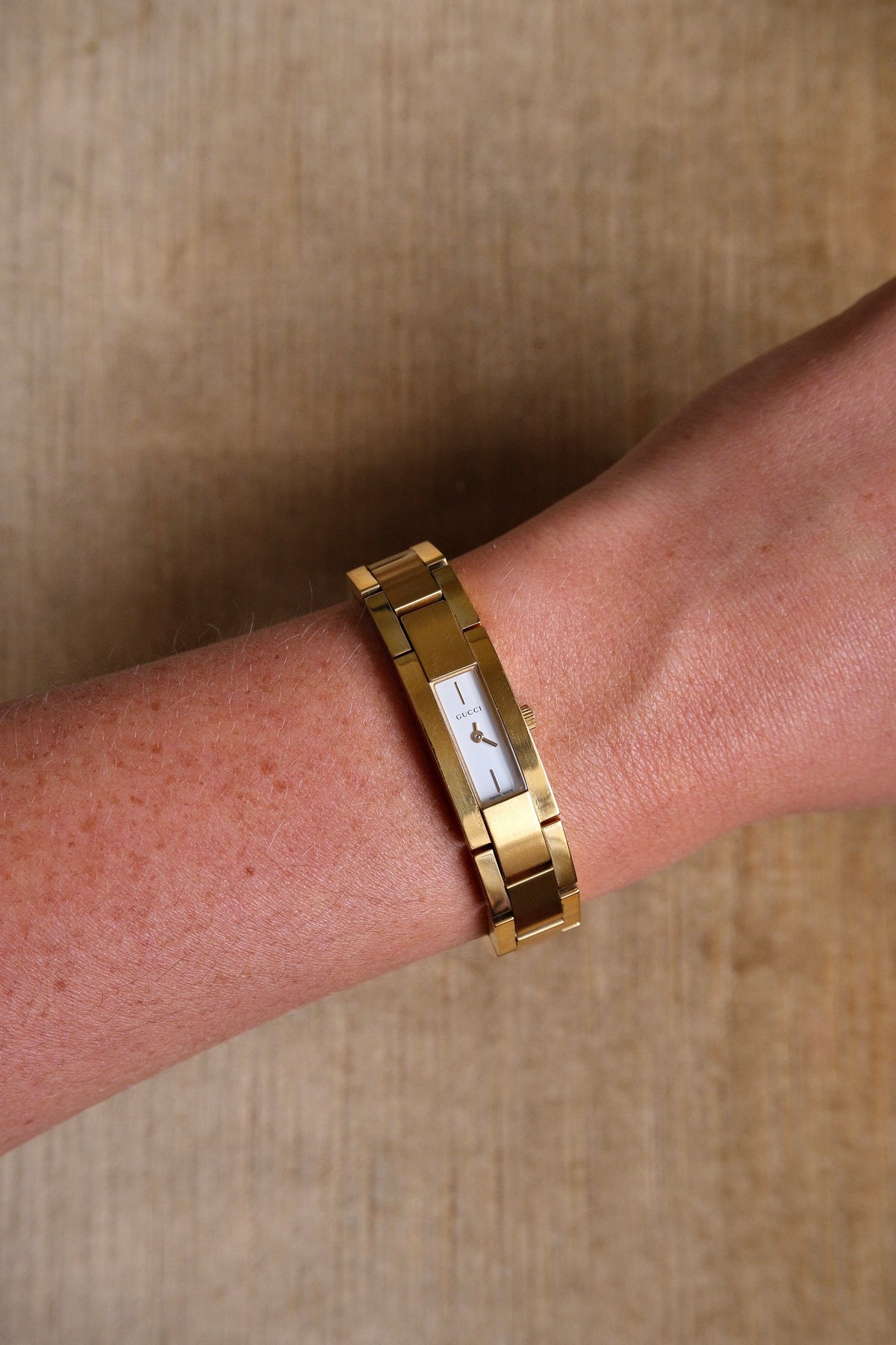 Vintage Gucci 4600L Ladies Quartz Watch Gold Tone Rectangular White Dial