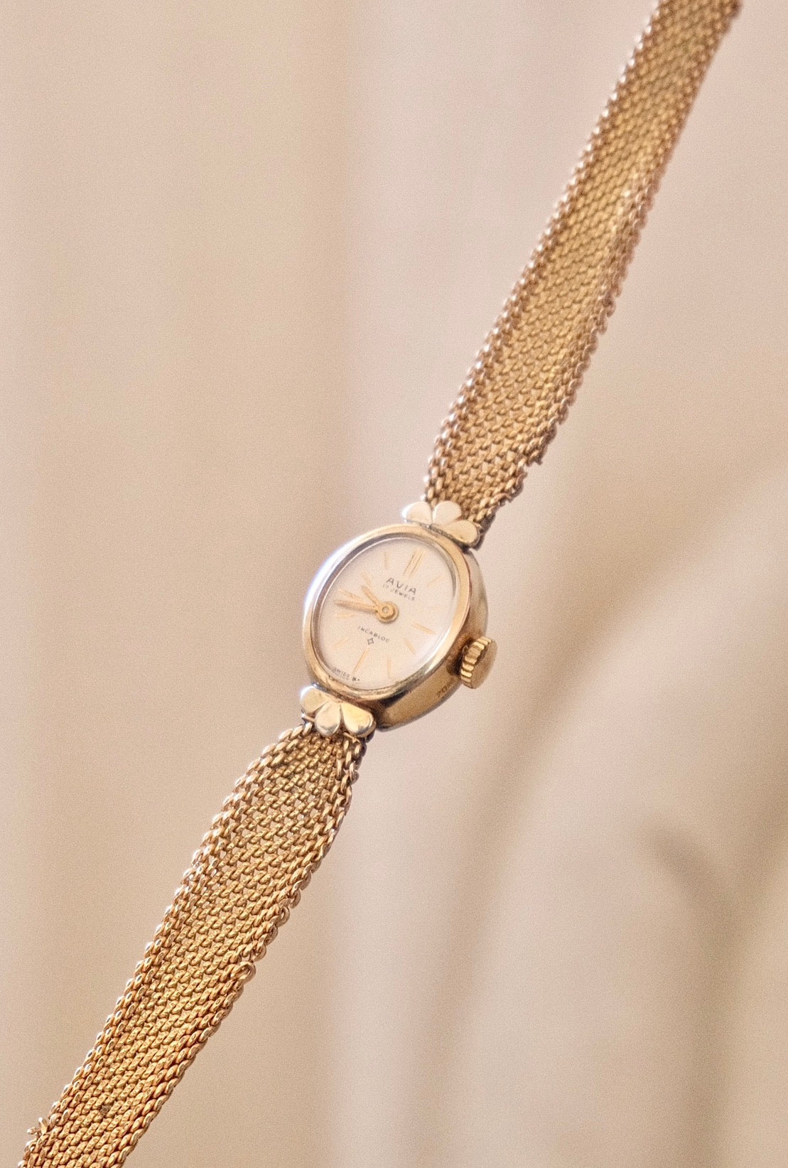1950s AVIA Swiss Gold Mesh Mechanical Watch Petite Oval Vintage Watch Minimal Elegant Timepiece Collectible