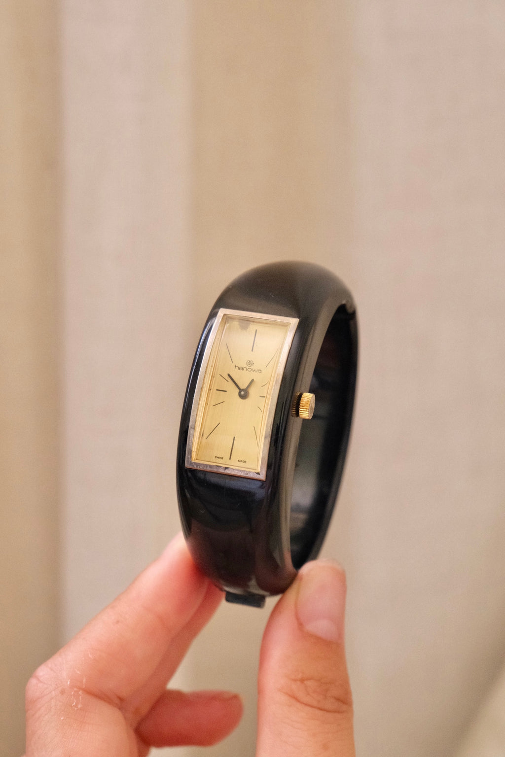 Rare 1970s Hanowa Mage Swiss-made ladies bangle watch featuring a rectangular gold-tone dial Manual Wind