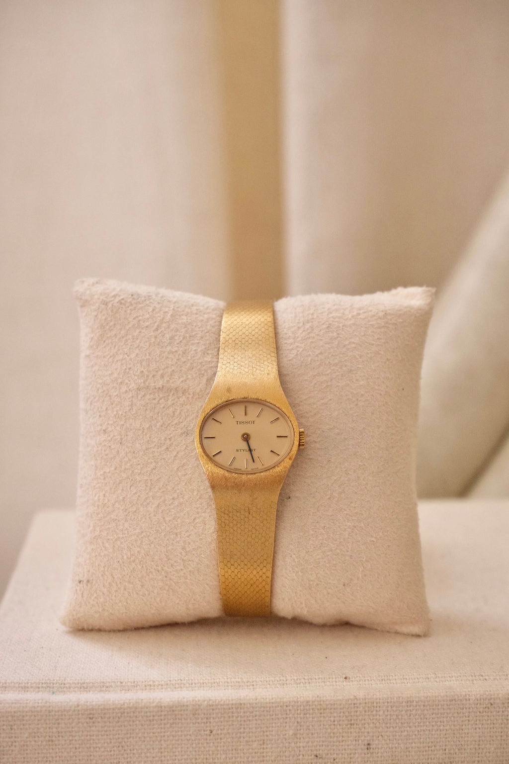 1970s Vintage Tissot Stylist Ladies Gold Manual Wind Mechanical Watch - Minimalist Oval Swiss Timepiece