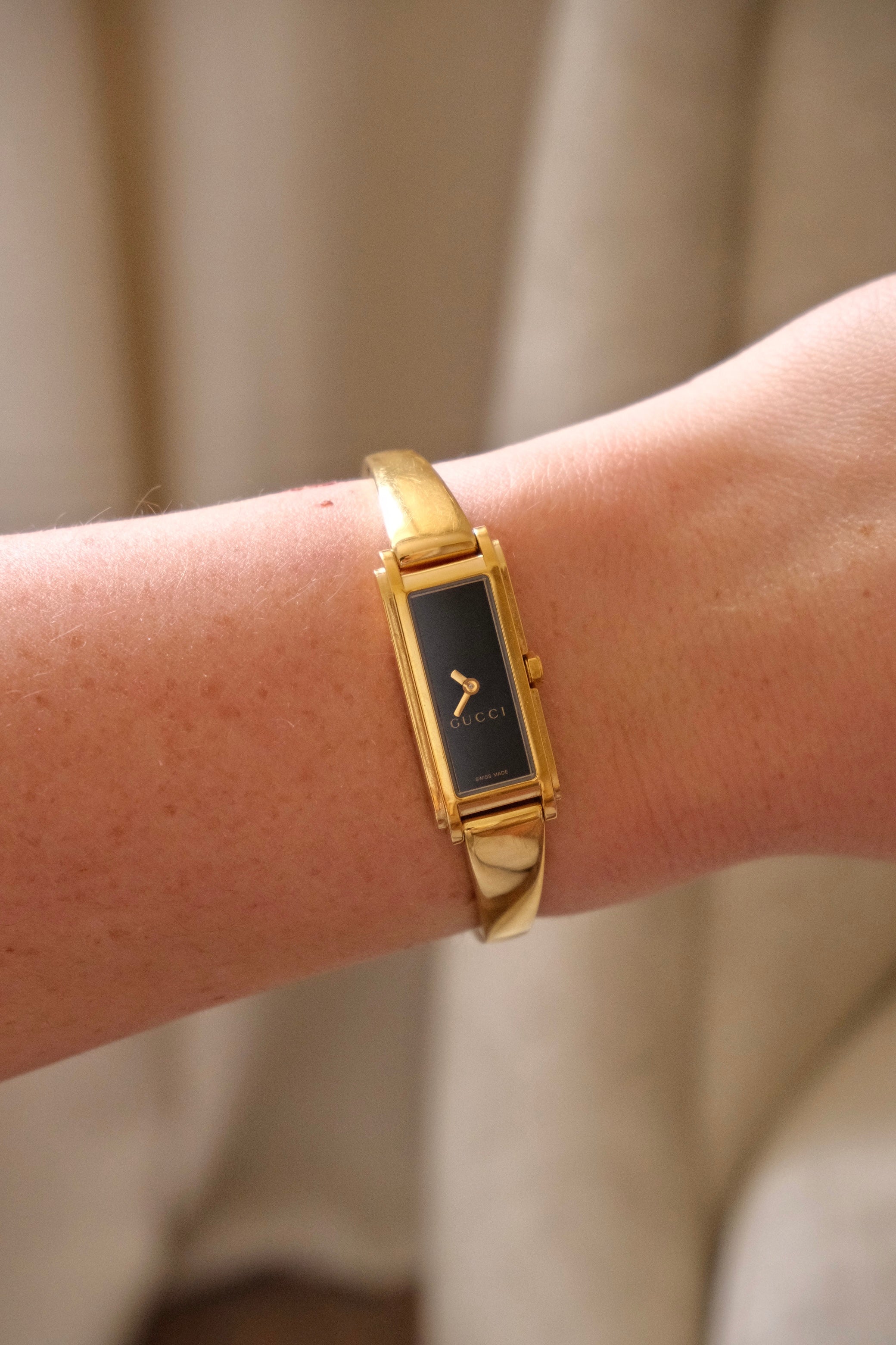 NEAR MINT 1990s Vintage Gold 1900L Gucci Black Dail Wrist Watch Ladies