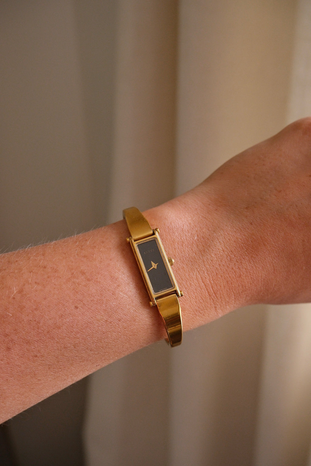 Vintage 90s Ladies Gold 1500L Gucci Horsebit Watch Black Dial in Gucci Box