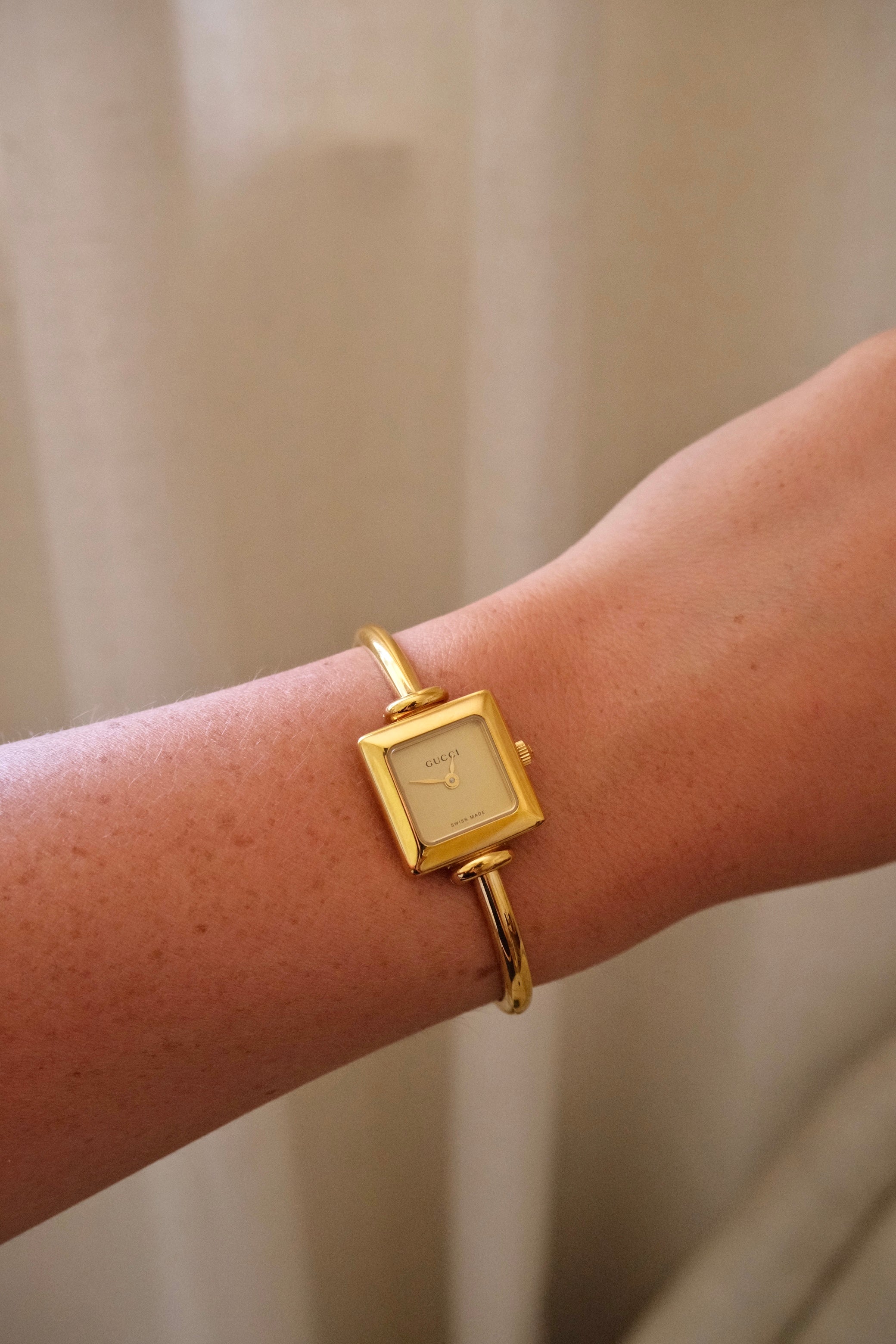 Near Mint Rare Vintage Ladies 1900L Gold Bangle Gucci Watch In Box