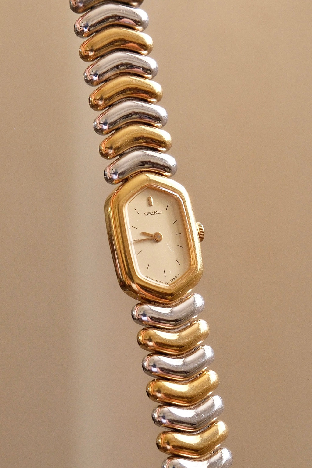 Vintage 1990s Seiko Two Tone Ladies Watch 2E20-562A – Working Quartz Dress Watch
