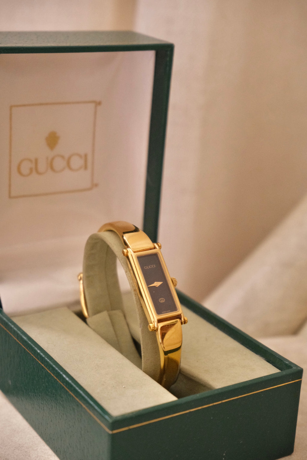 Vintage Ladies 1500L Gold Gucci Horsebit Watch with Black Dial in Box