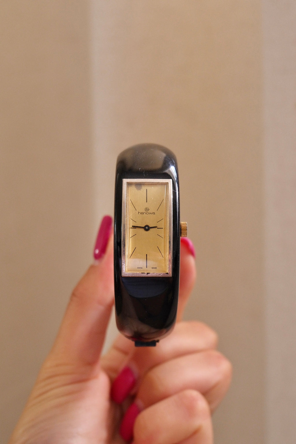 Rare 1970s Hanowa Mage Swiss-made ladies bangle watch featuring a rectangular gold-tone dial Manual Wind