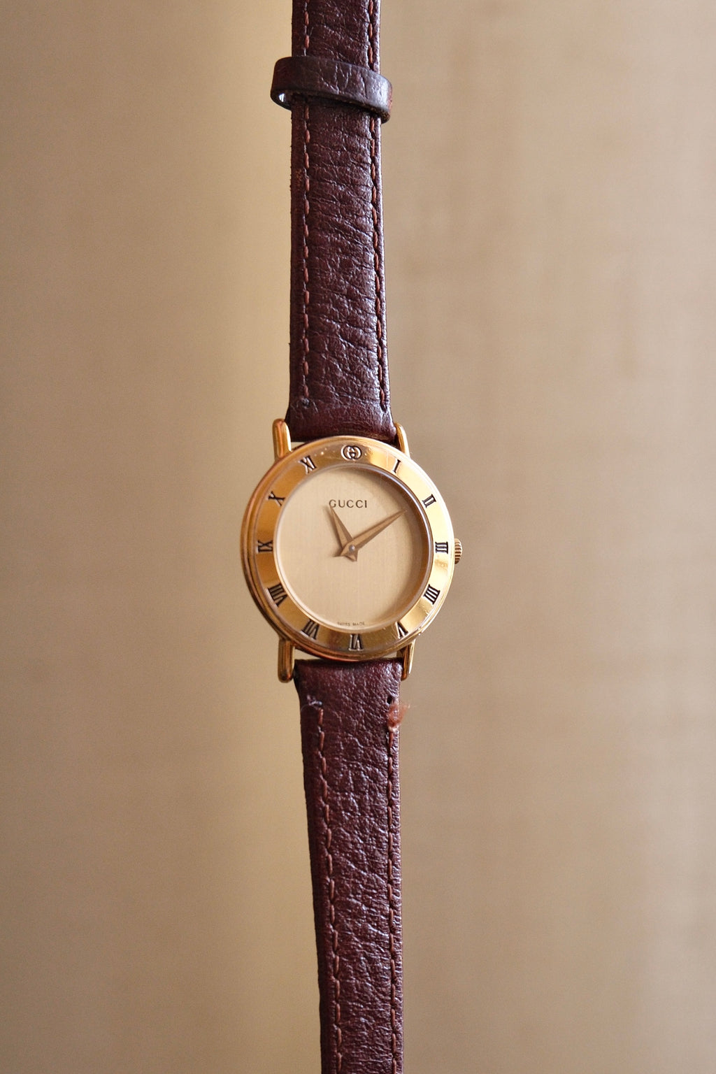 Vintage Ladies Gold Gucci 3000L Swiss Quartz Watch, Roman Numeral Bezel Leather Strap