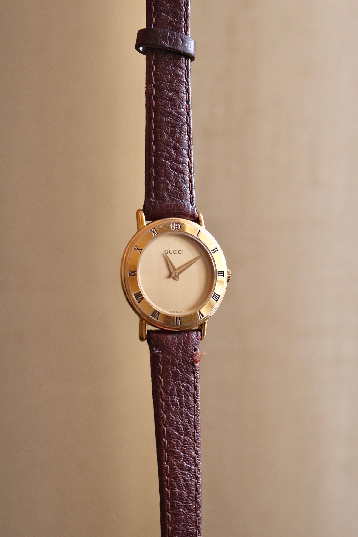 Vintage Ladies Gold Gucci 3000L Swiss Quartz Watch, Roman Numeral Bezel Leather Strap
