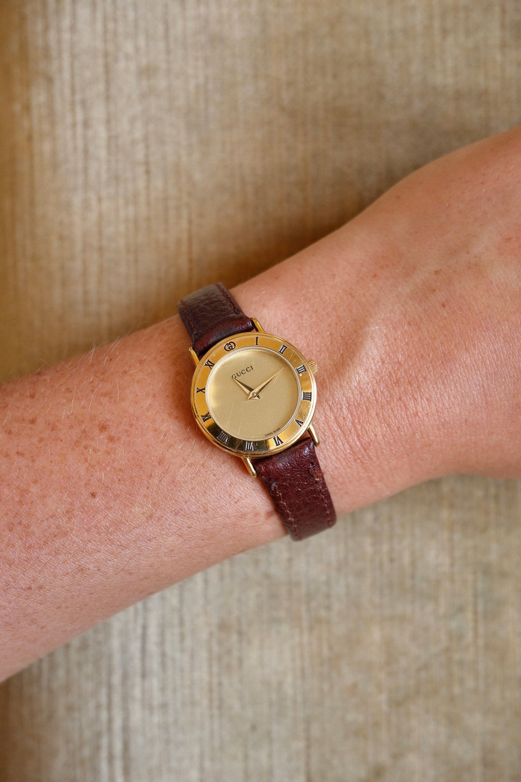 Vintage Ladies Gold Gucci 3000L Swiss Quartz Watch, Roman Numeral Bezel Leather Strap