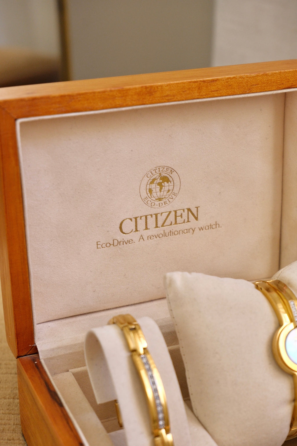 Vintage Ladies Citizen Eco Drive Watch MOP dial and Matching Bracelet Set in Orginal Wooden Box