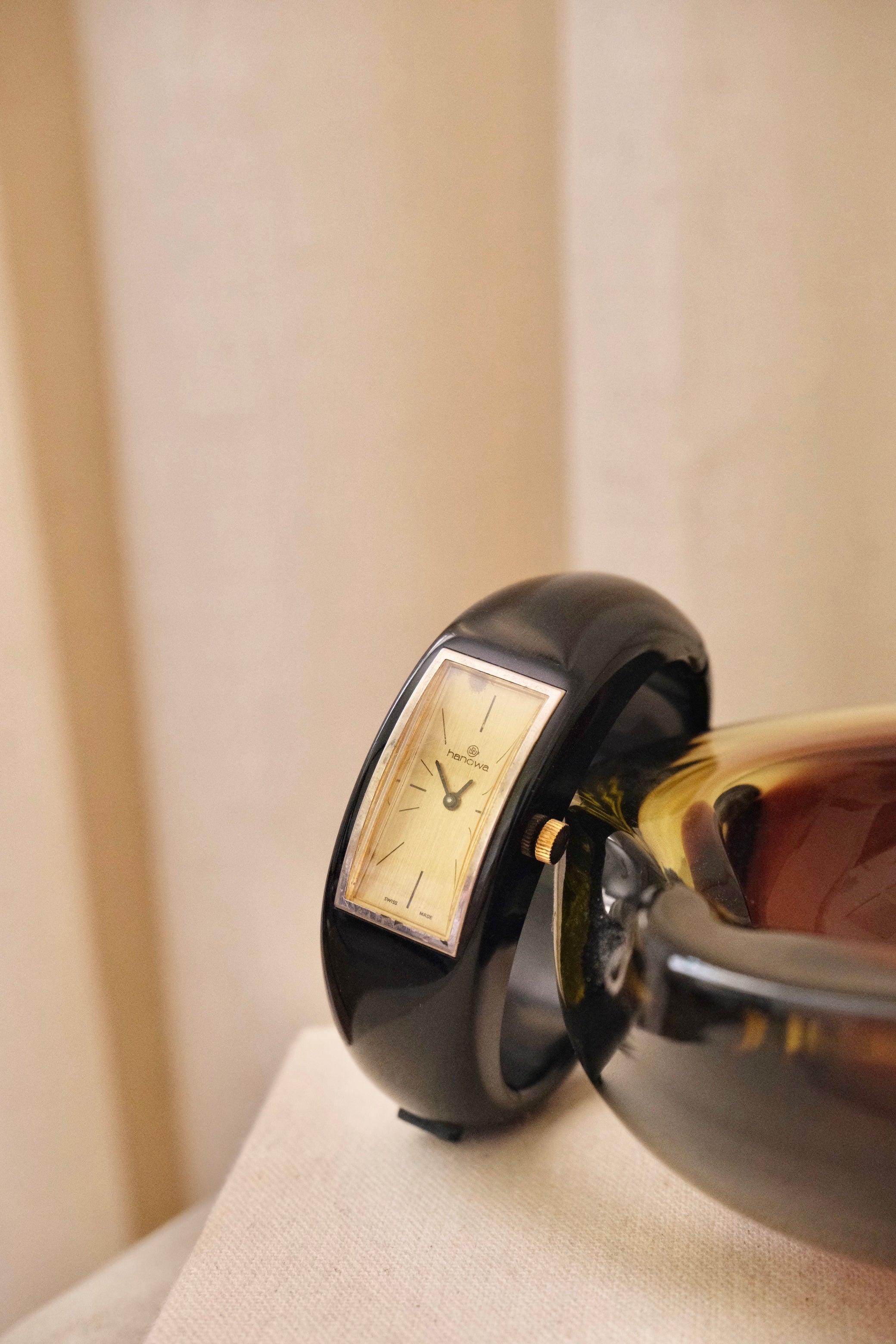 Rare 1970s Hanowa Mage Swiss-made ladies bangle watch featuring a rectangular gold-tone dial Manual Wind