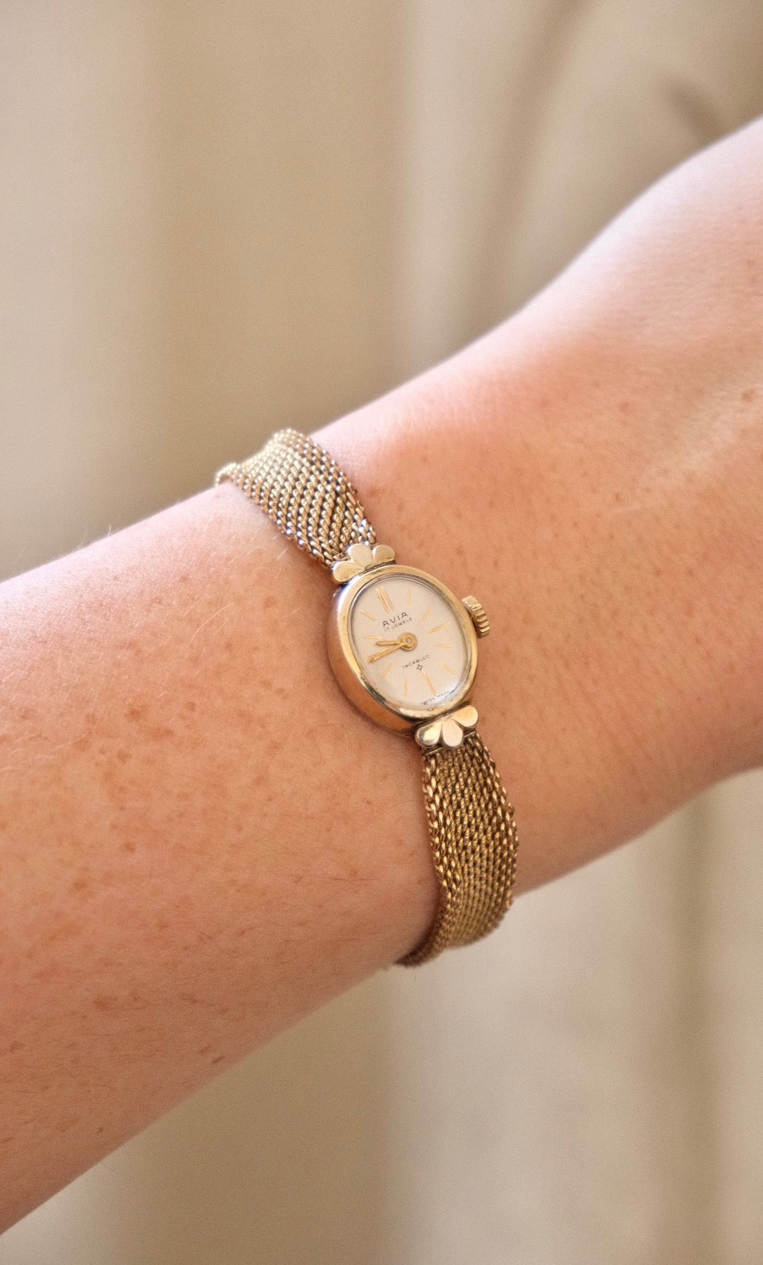 1950s AVIA Swiss Gold Mesh Mechanical Watch Petite Oval Vintage Watch Minimal Elegant Timepiece Collectible