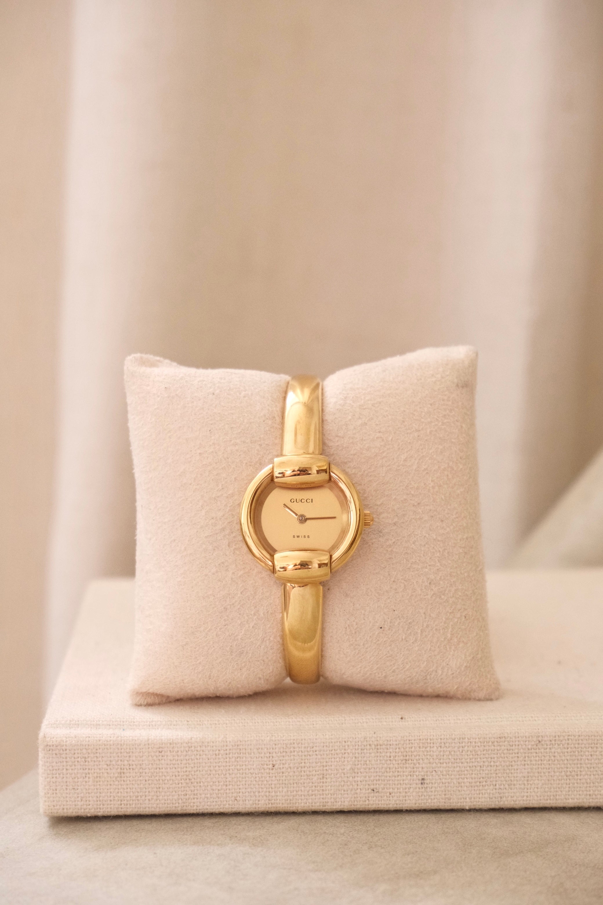 90s Gold-Plated Vintage Gucci 1400L Ladies Bangle Quartz Watch Working with Horsebit Design