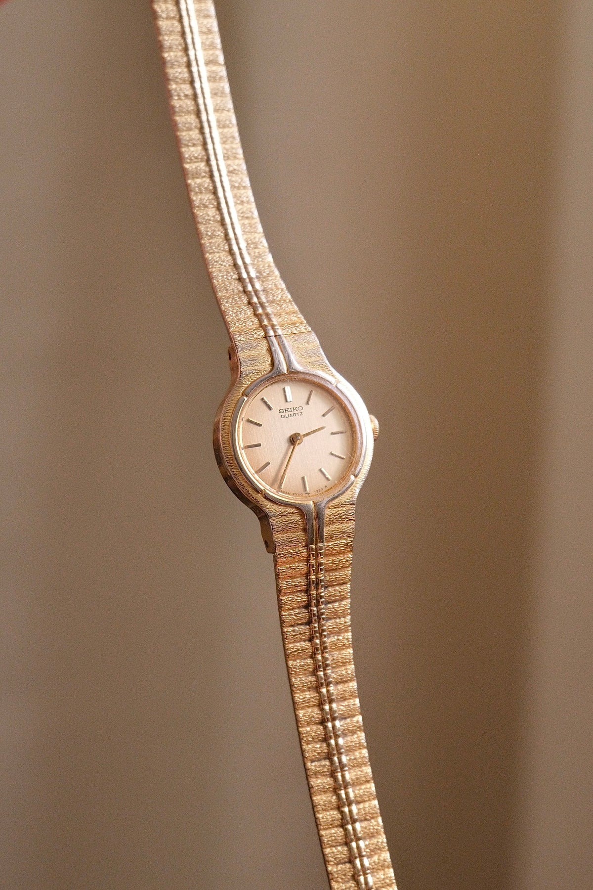 Vintage 1980s Ladies Seiko Quartz Watch Gold  Textured Bracelet Minimalist Dress Watch Working