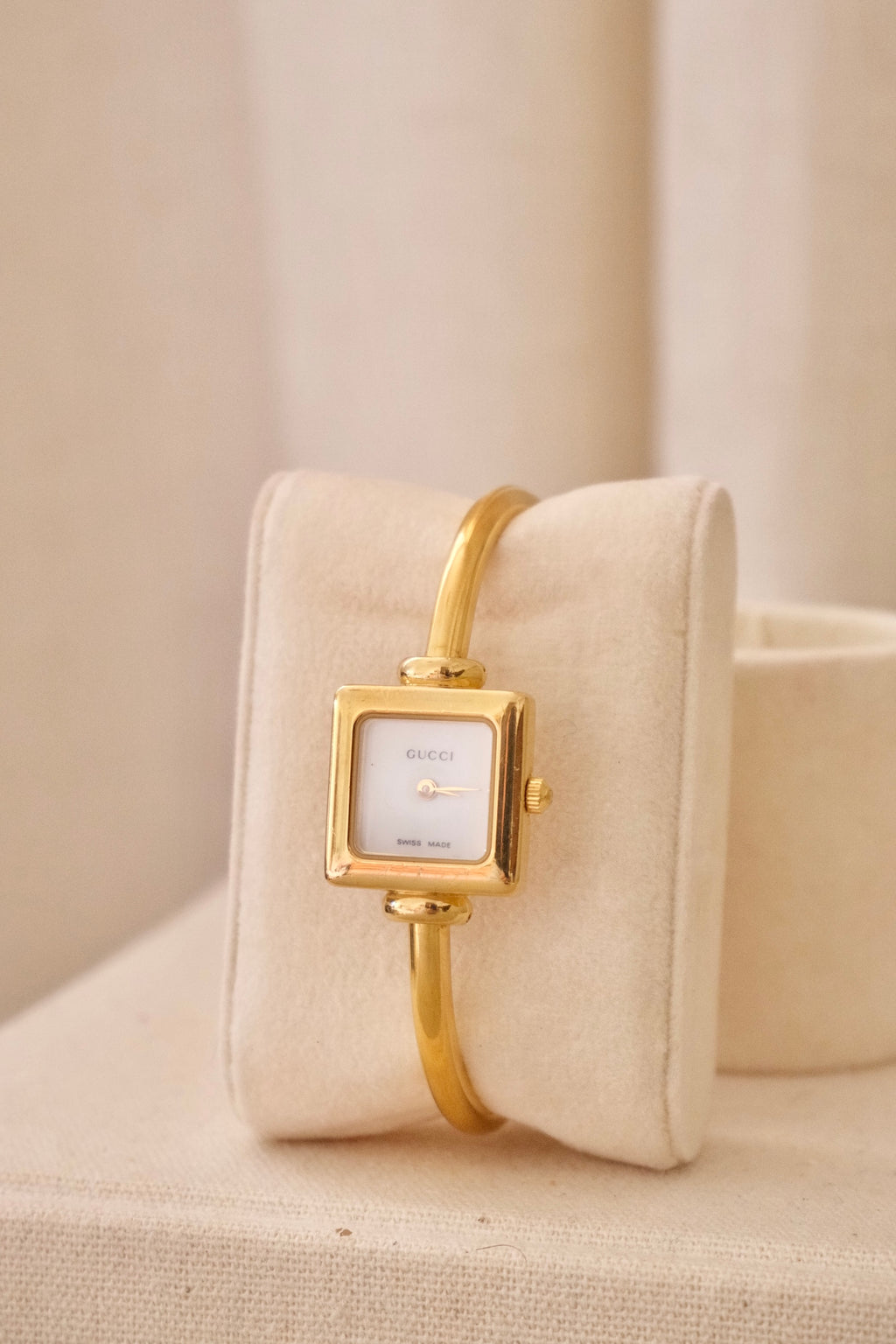 Rare Vintage Ladies 1900L Gold Bangle Gucci Watch