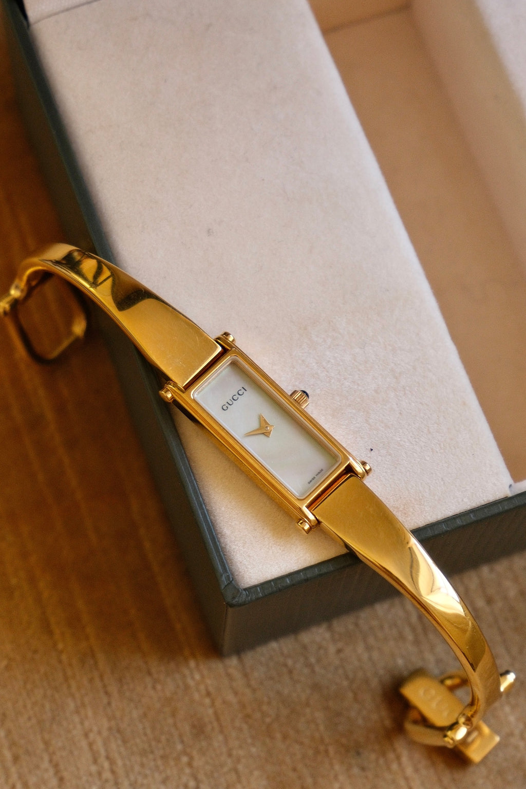 Vintage Gucci 1500L Gold Bangle Watch with Mother of Pearl Dial, 90s Quartz Working in Box