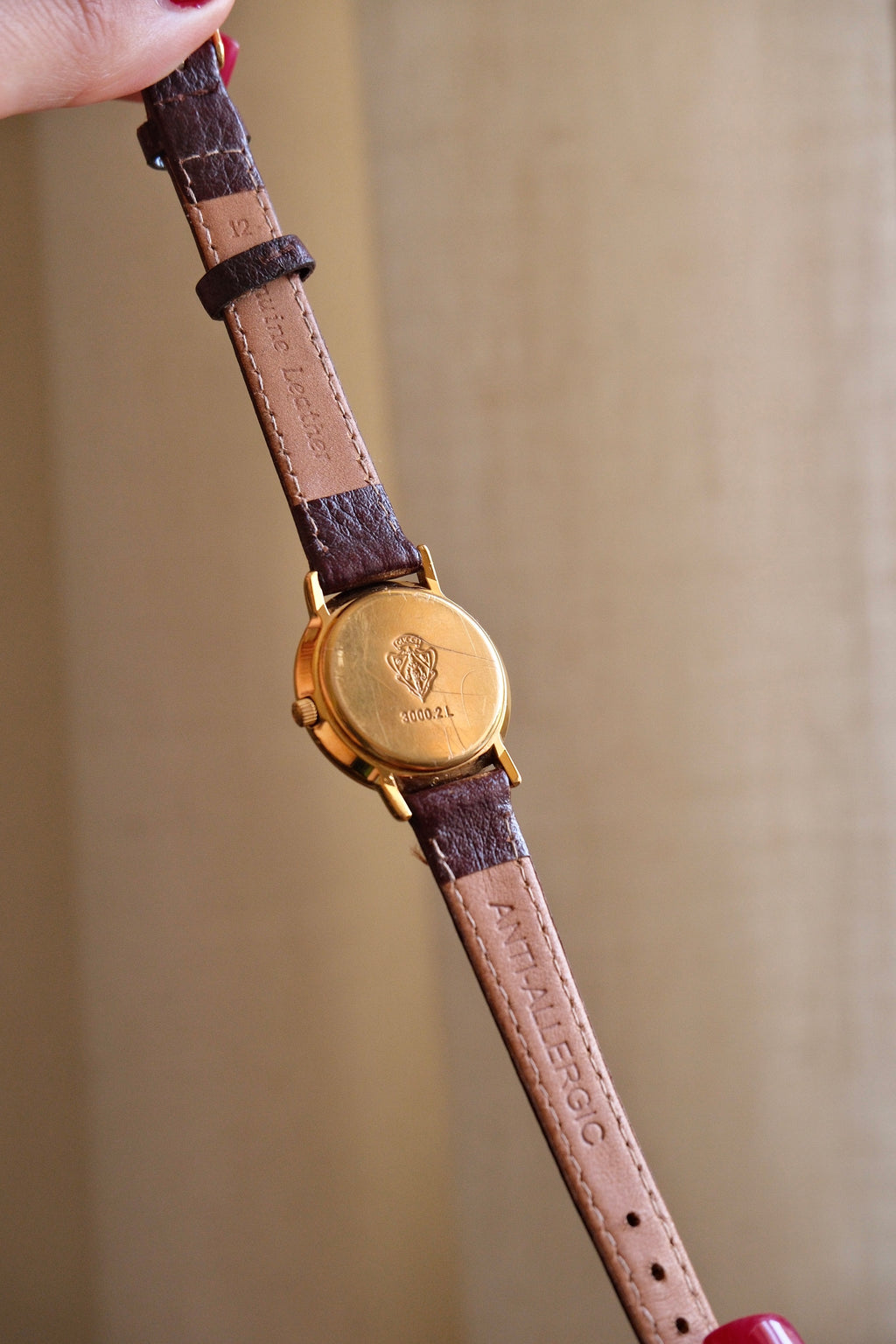 Vintage Ladies Gold Gucci 3000L Swiss Quartz Watch, Roman Numeral Bezel Leather Strap