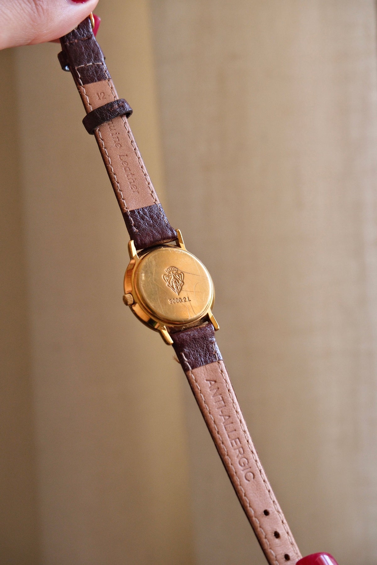 Vintage Ladies Gold Gucci 3000L Swiss Quartz Watch, Roman Numeral Bezel Leather Strap