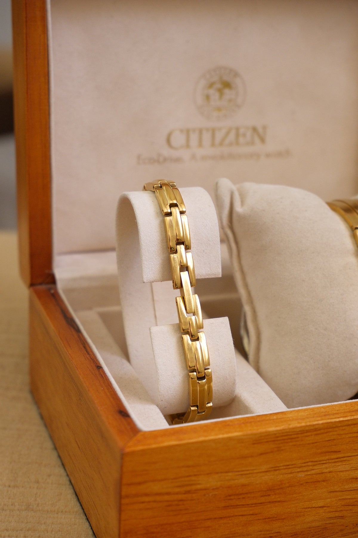 Vintage Ladies Citizen Eco Drive Watch MOP dial and Matching Bracelet Set in Orginal Wooden Box
