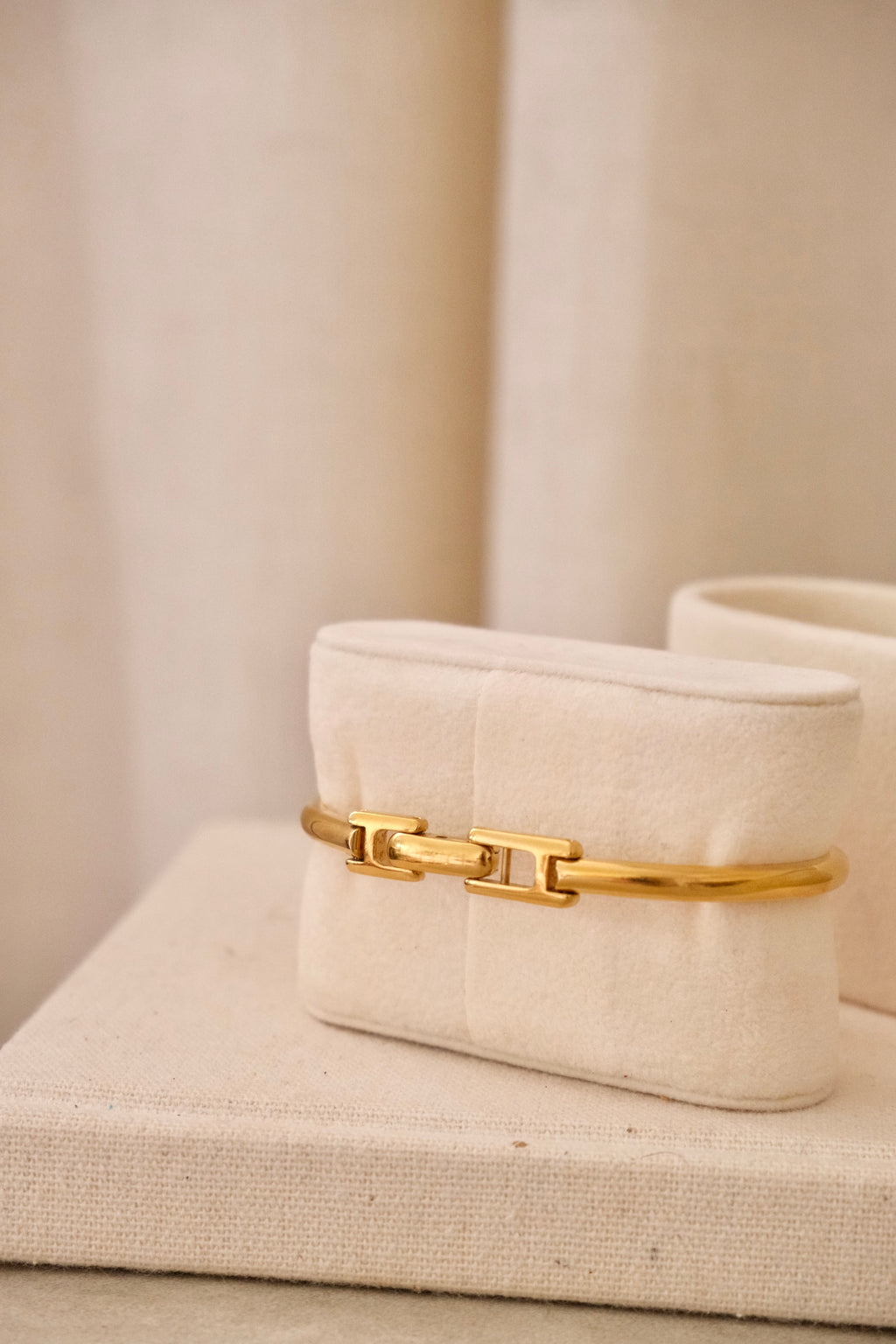 Rare Vintage Ladies 1900L Gold Bangle Gucci Watch