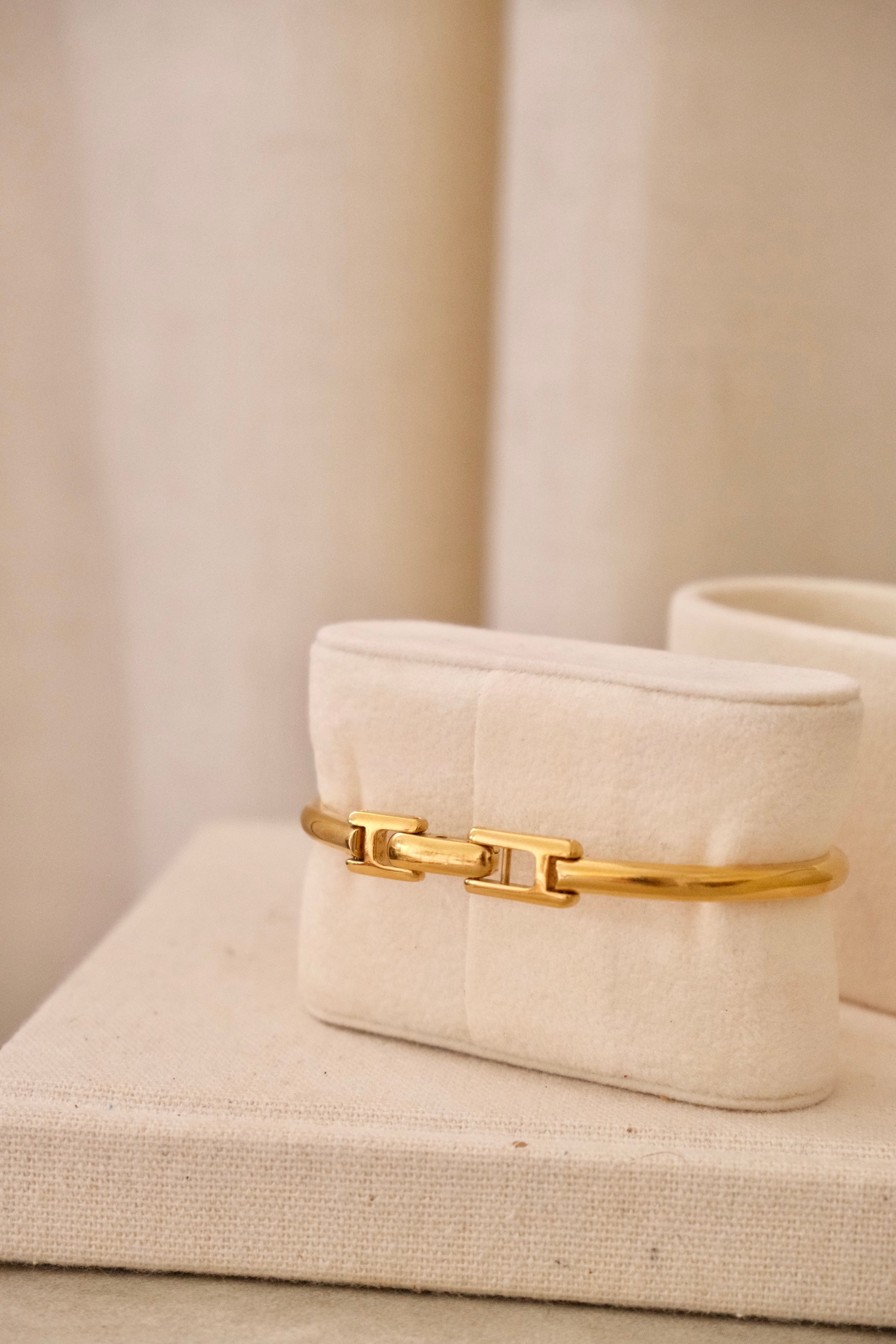 Rare Vintage Ladies 1900L Gold Bangle Gucci Watch