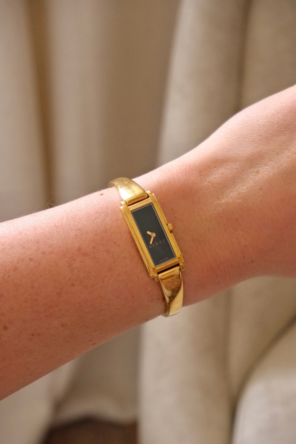 NEAR MINT 1990s Vintage Gold 1900L Gucci Black Dail Wrist Watch Ladies