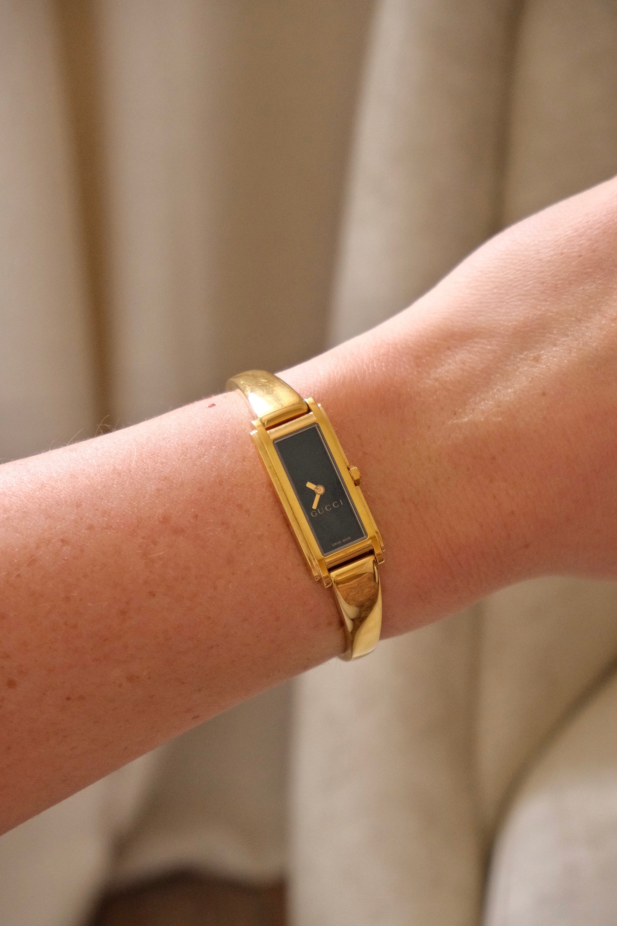 NEAR MINT 1990s Vintage Gold 1900L Gucci Black Dail Wrist Watch Ladies