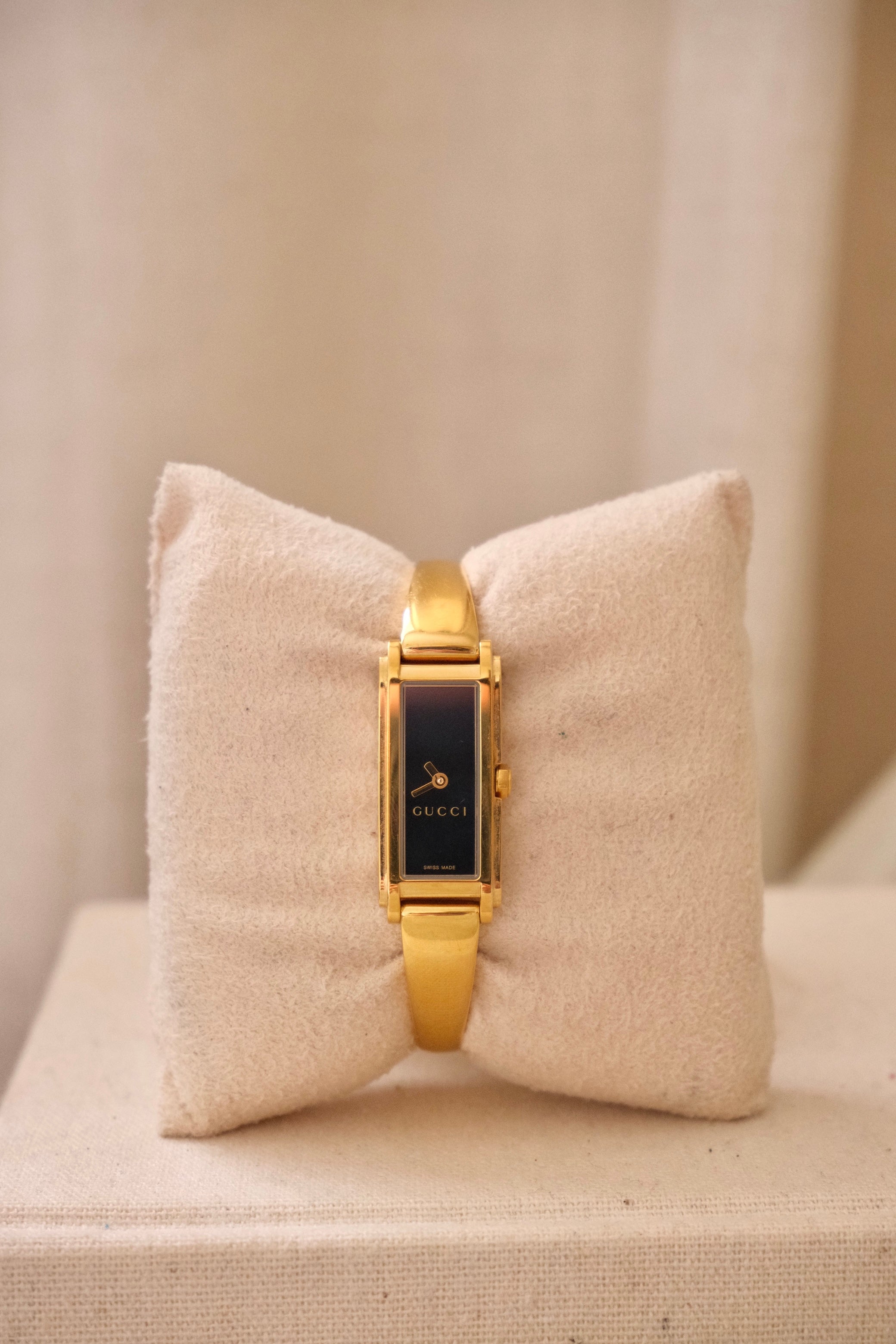 NEAR MINT 1990s Vintage Gold 1900L Gucci Black Dail Wrist Watch Ladies