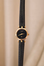 1990s Ladies Vintage 2000L Gucci Gold Leather Wristwatch Working