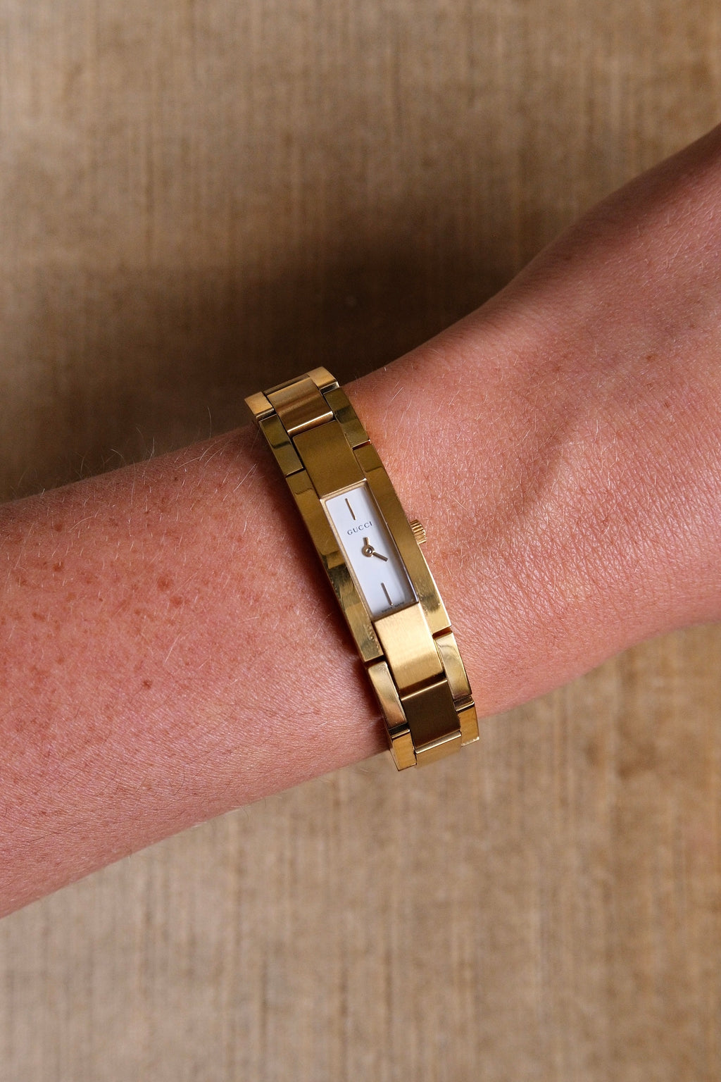 Vintage Gucci 4600L Ladies Quartz Watch Gold Tone Rectangular White Dial