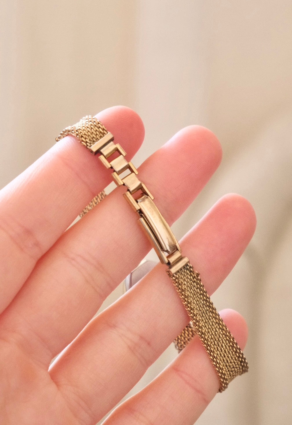 1950s AVIA Swiss Gold Mesh Mechanical Watch Petite Oval Vintage Watch Minimal Elegant Timepiece Collectible