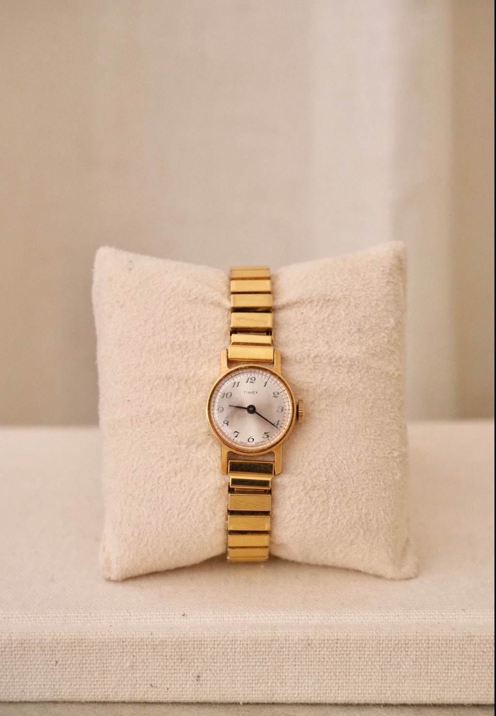 Vintage Timex Mechanical Ladies Gold Watch on a Stretch Watch Band Working