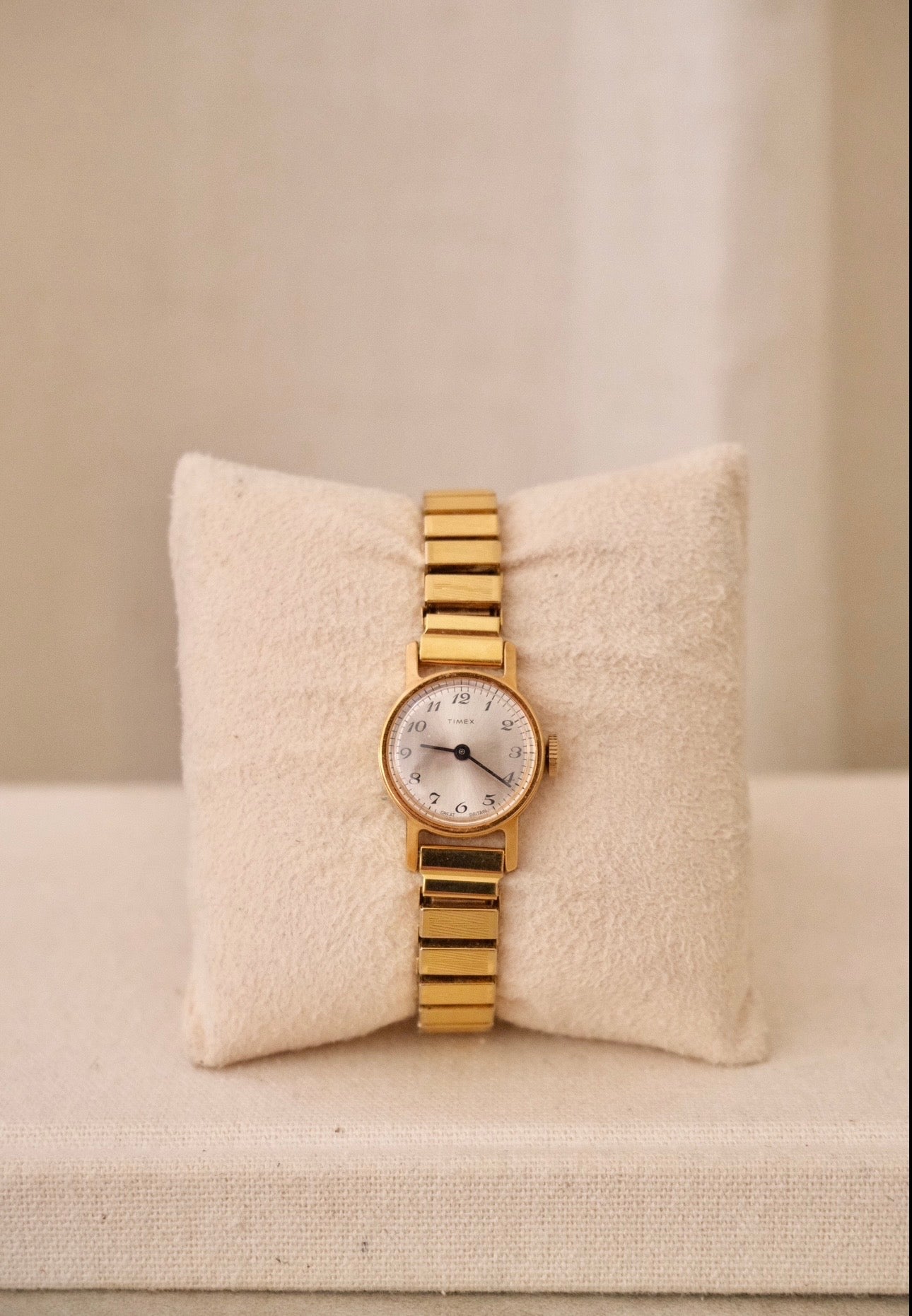 Vintage Timex Mechanical Ladies Gold Watch on a Stretch Watch Band Working