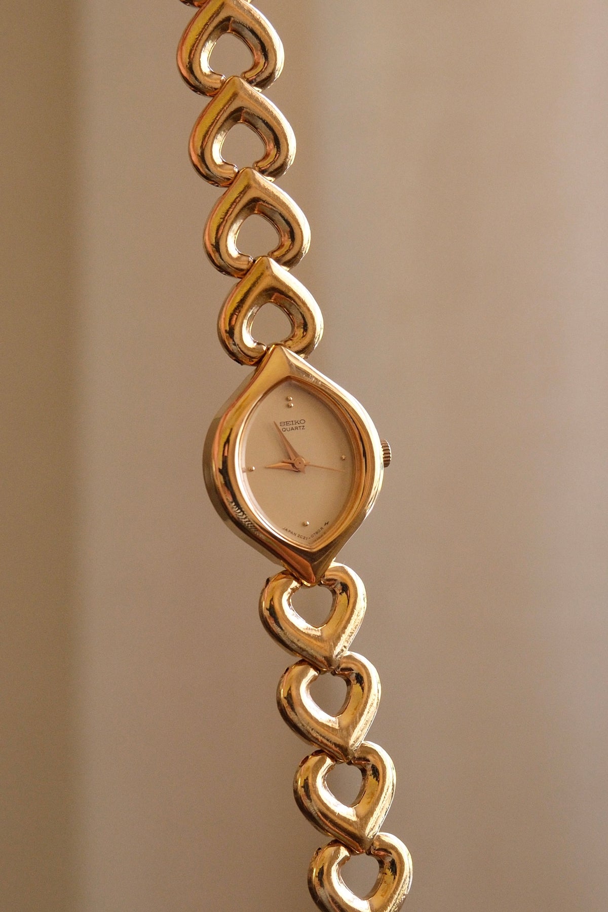 Rare Vintage Seiko Gold Heart Link Ladies Watch with a Teardrop Case Champagne Dial