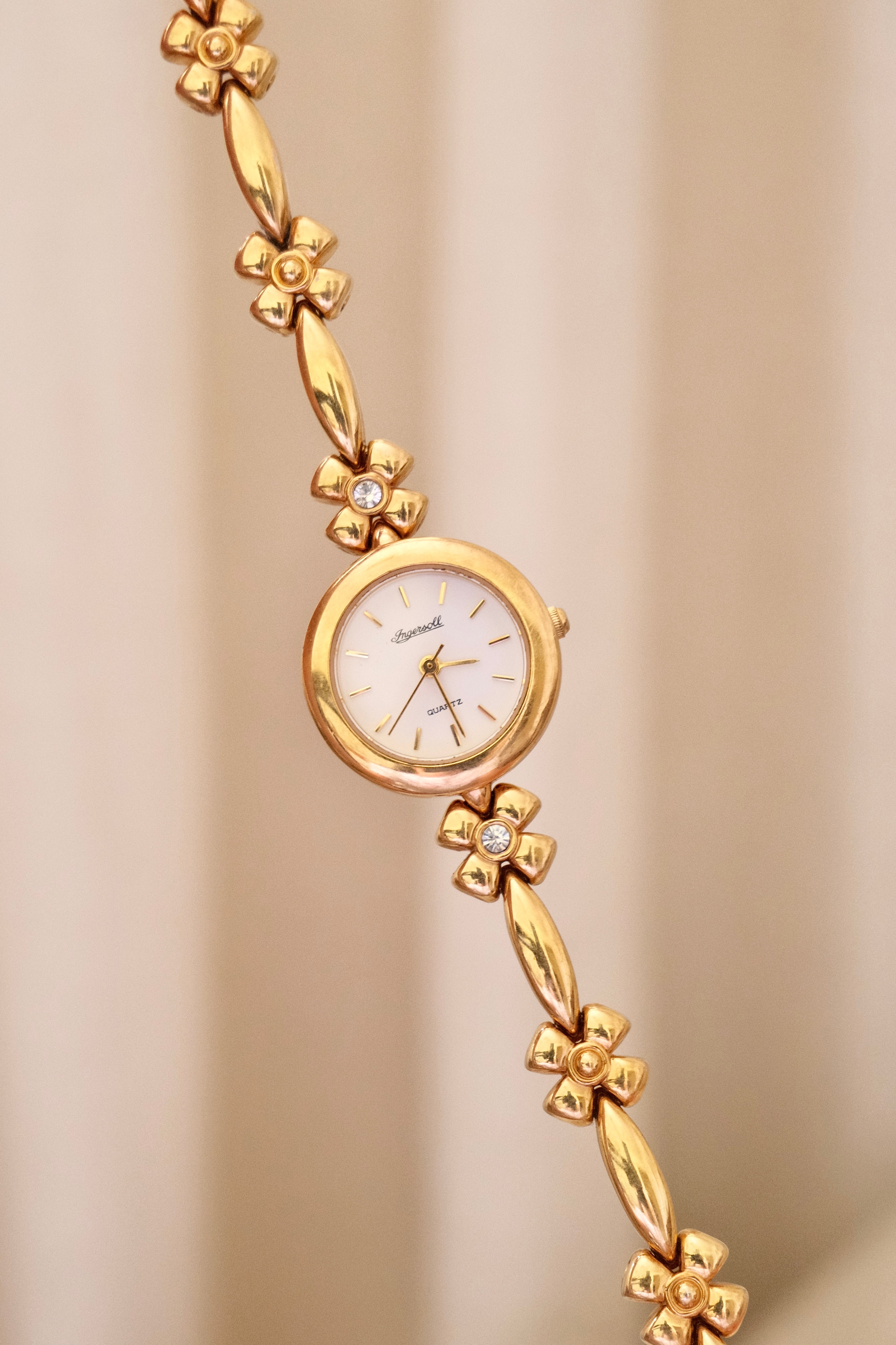 Vintage Pretty Ingersoll Flower Gold Tone Watch Working Ladies Floral Bracelet Watch
